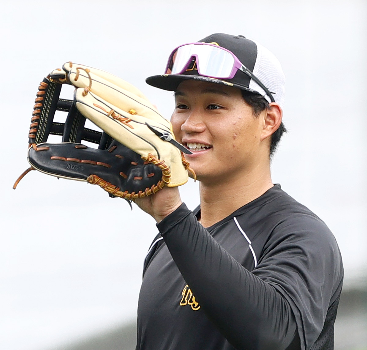 リラックスした表情でキャッチボールする阪神森下（撮影・上山淳一）
