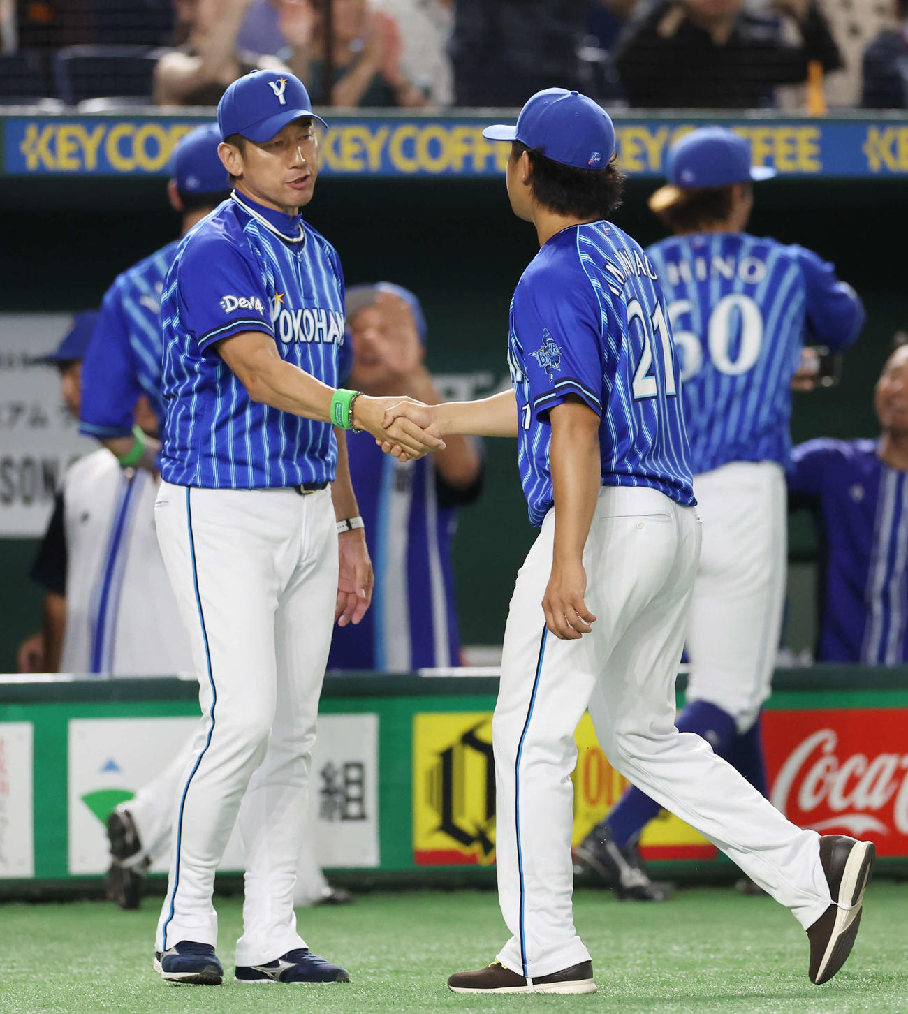 巨人対DeNA　勝利し、DeNA今永（右）と握手する三浦監督（撮影・宮地輝）
