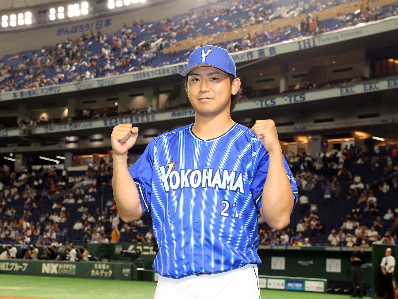 巨人対DeNA 6勝目のDeNA今永は笑みを浮かべてガッツポーズ（撮影・浅見桂子）