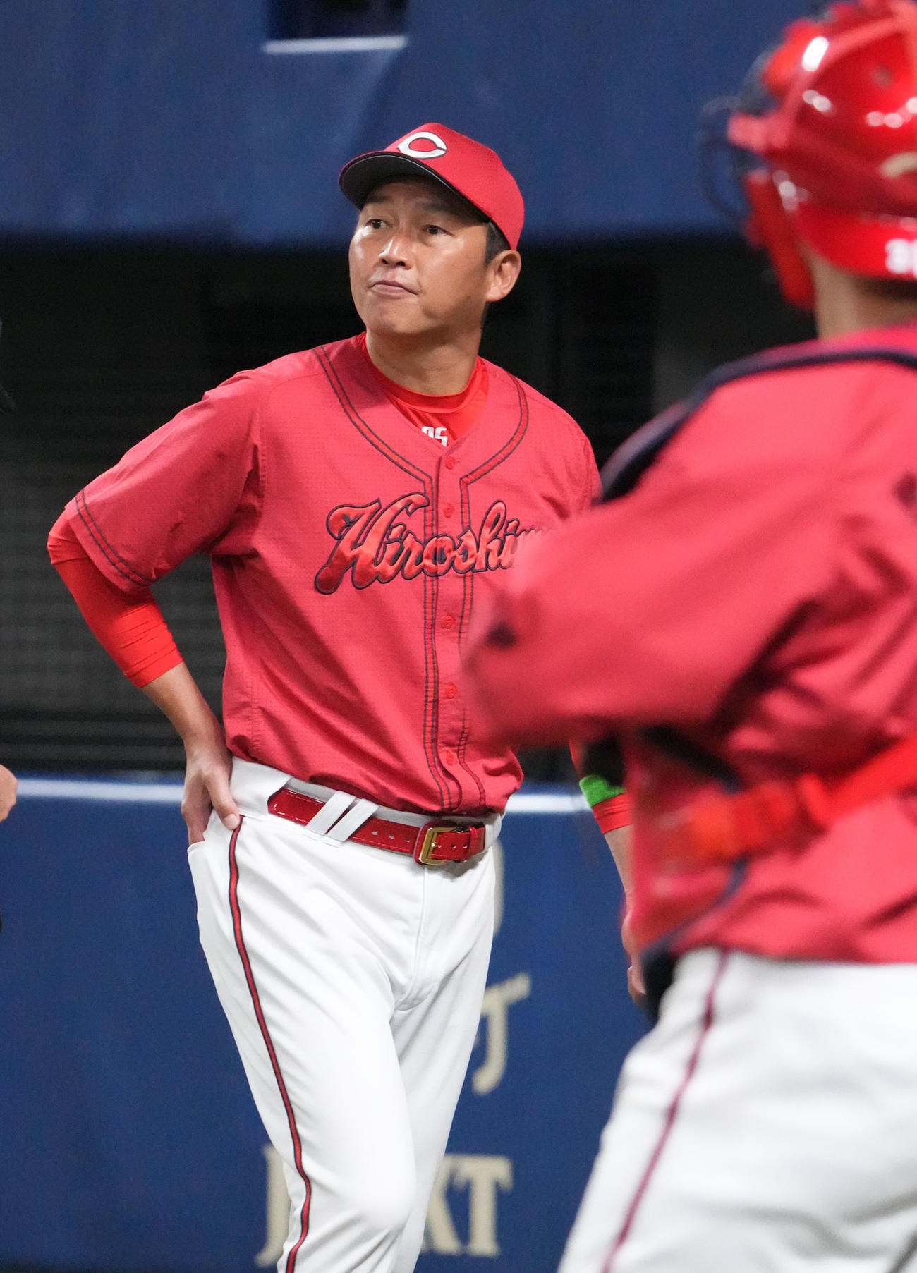 中日対広島　6回表終了、投手交代を告げベンチへ戻る新井監督（右）（撮影・森本幸一）