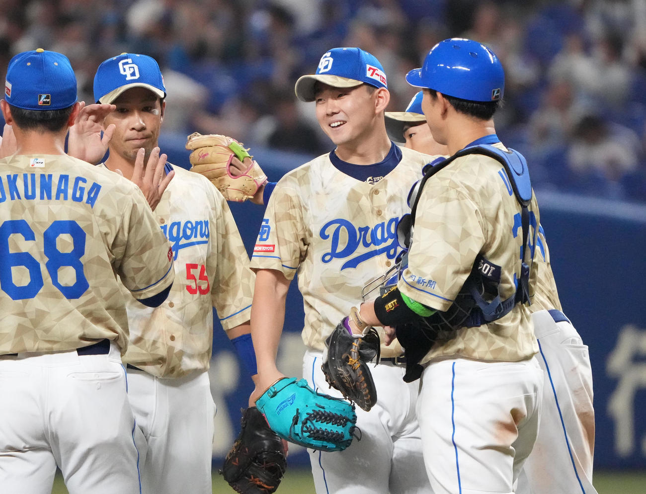 中日対広島　試合終了、ナインと喜ぶ完封勝利の小笠原（中央）（撮影・森本幸一）