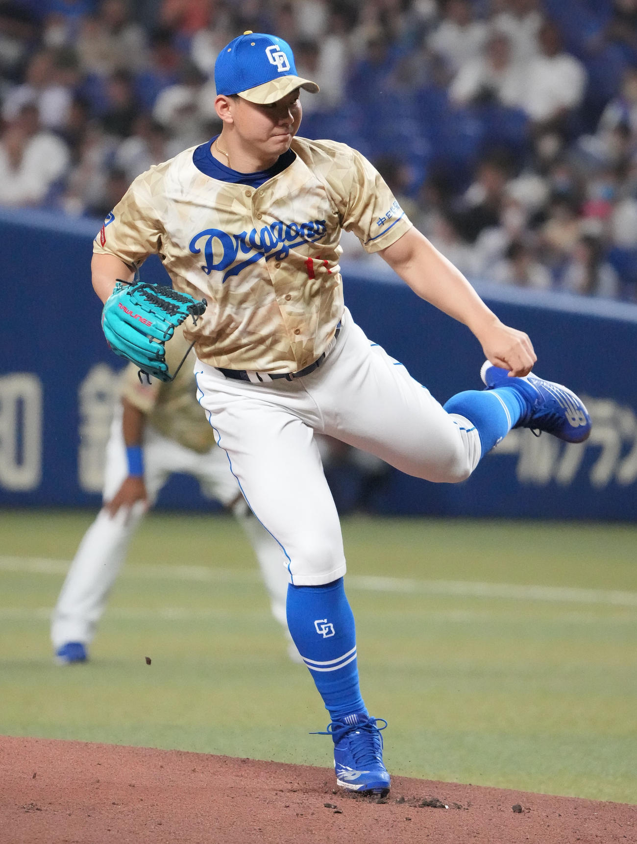 中日対広島　1回表、登板する中日先発の小笠原（撮影・森本幸一）