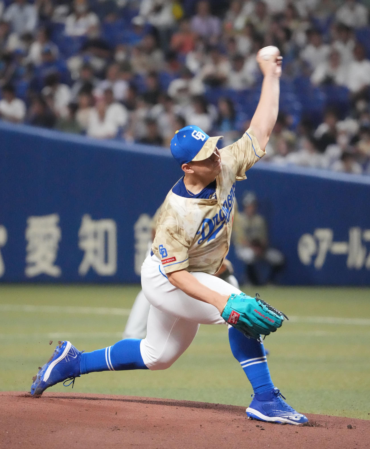 中日対広島　1回表、登板する中日先発の小笠原（撮影・森本幸一）