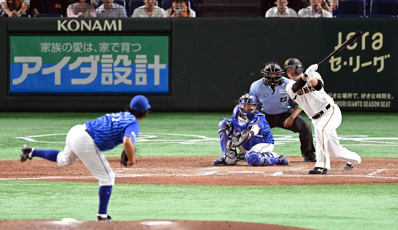 巨人対DeNA 7回裏巨人1死二、三塁、空振り三振に倒れる代打長野。投手今永（撮影・たえ見朱実）