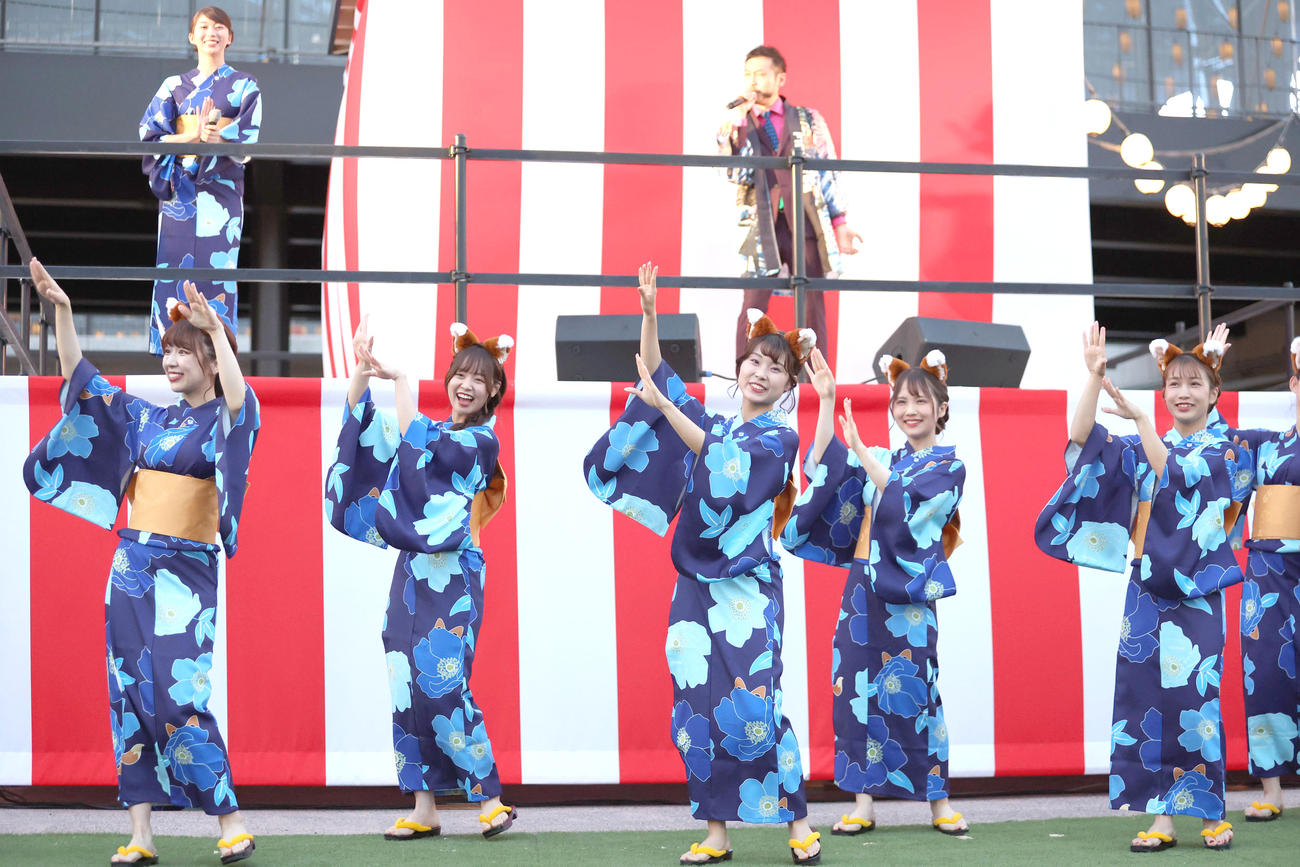 エスコンフィールド北海道で行われた「F VILLAGE　超提灯祭り」の点灯式に浴衣姿で登場し盆踊りを披露するファイターズガール（撮影・佐藤翔太）
