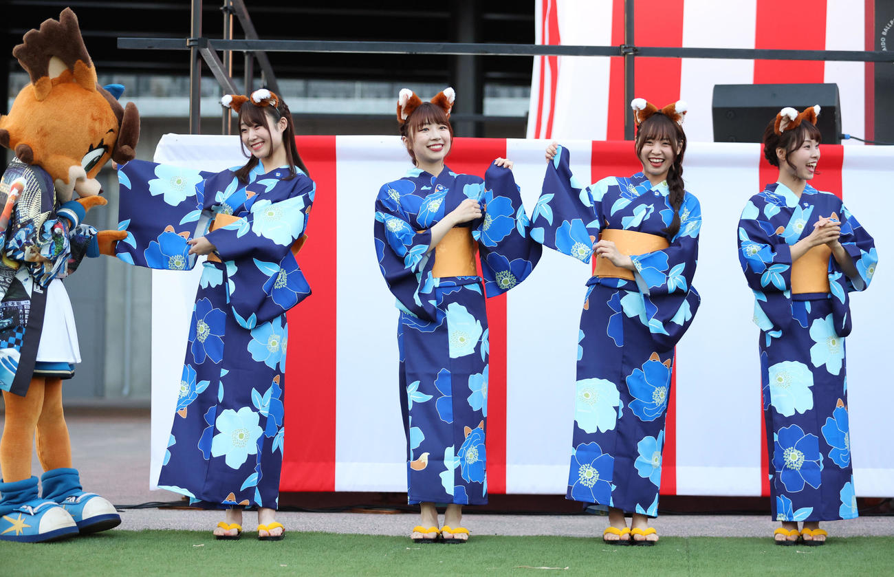 エスコンフィールド北海道で行われた「F VILLAGE　超提灯祭り」の点灯式に浴衣姿で登場するファイターズガール（撮影・佐藤翔太）