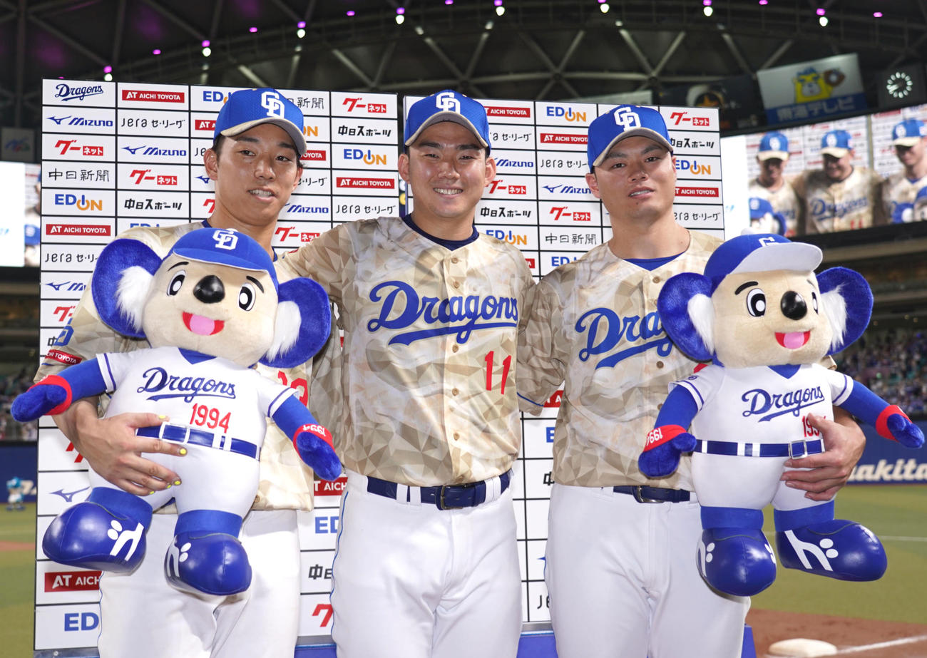 中日対広島　ヒーローインタビューを終えポーズを決める、左から中日宇佐見、小笠原、細川（撮影・森本幸一）