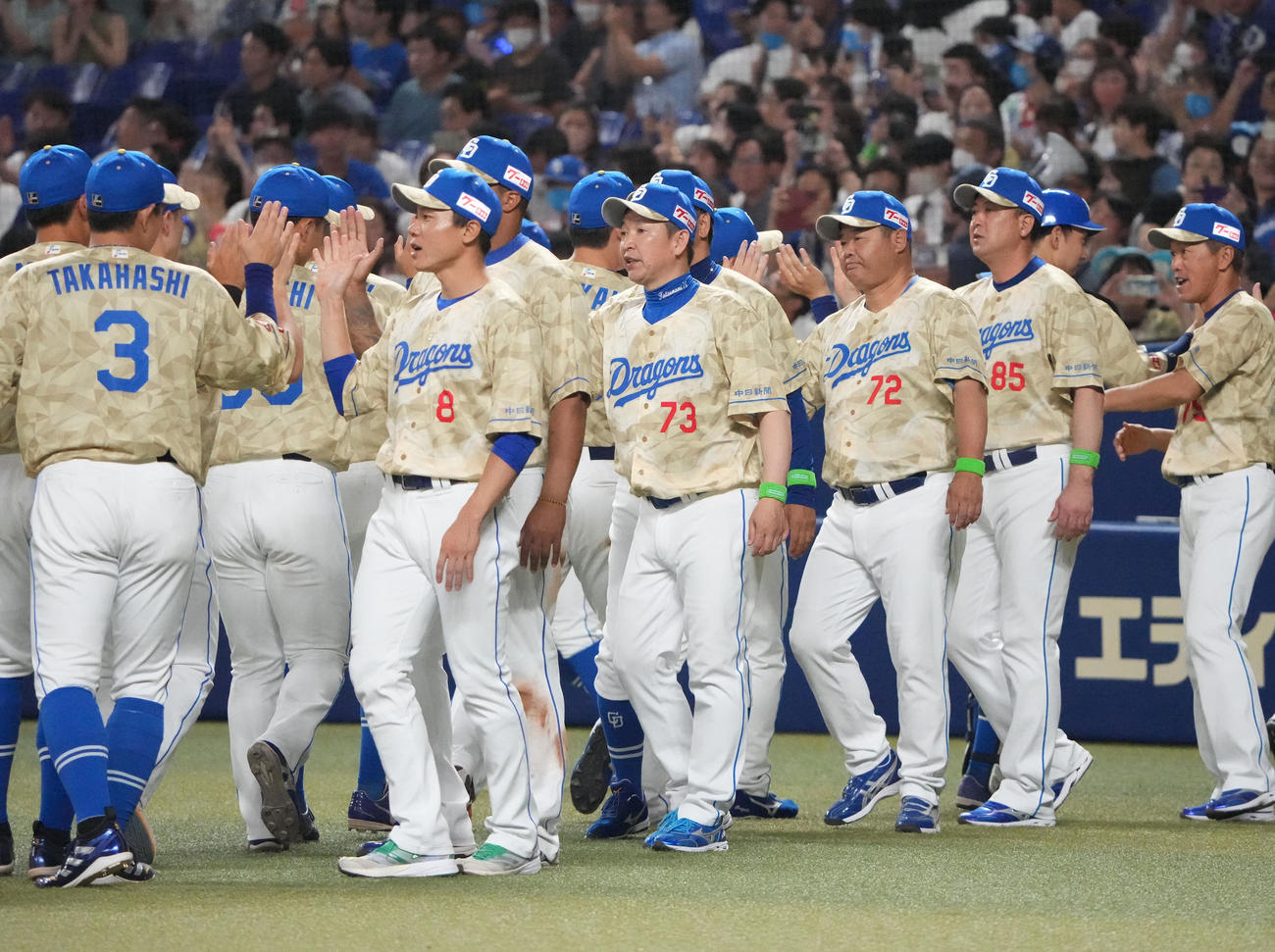 中日対広島　広島に快勝しナインを迎える立浪監督（中央）（撮影・森本幸一）