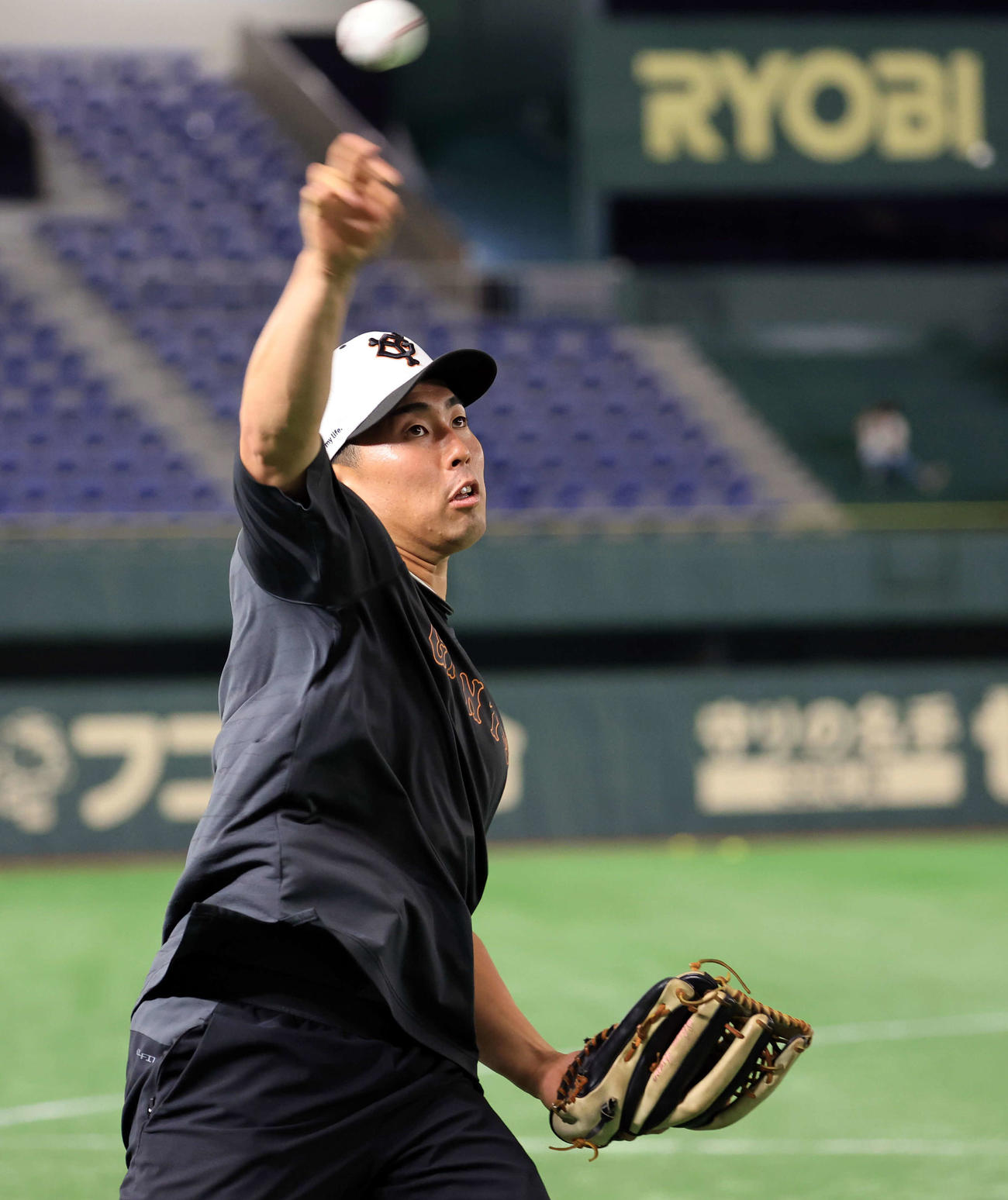 巨人対DeNA　キャッチボールする巨人浅野（撮影・浅見桂子）