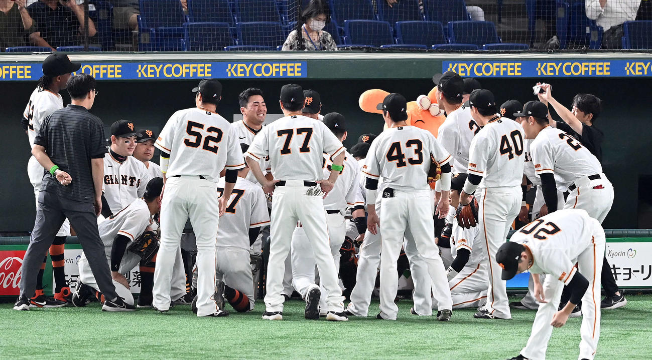 巨人対DeNA　試合前の円陣で「声出し」を務め笑顔を見せる巨人浅野（撮影・たえ見朱実）