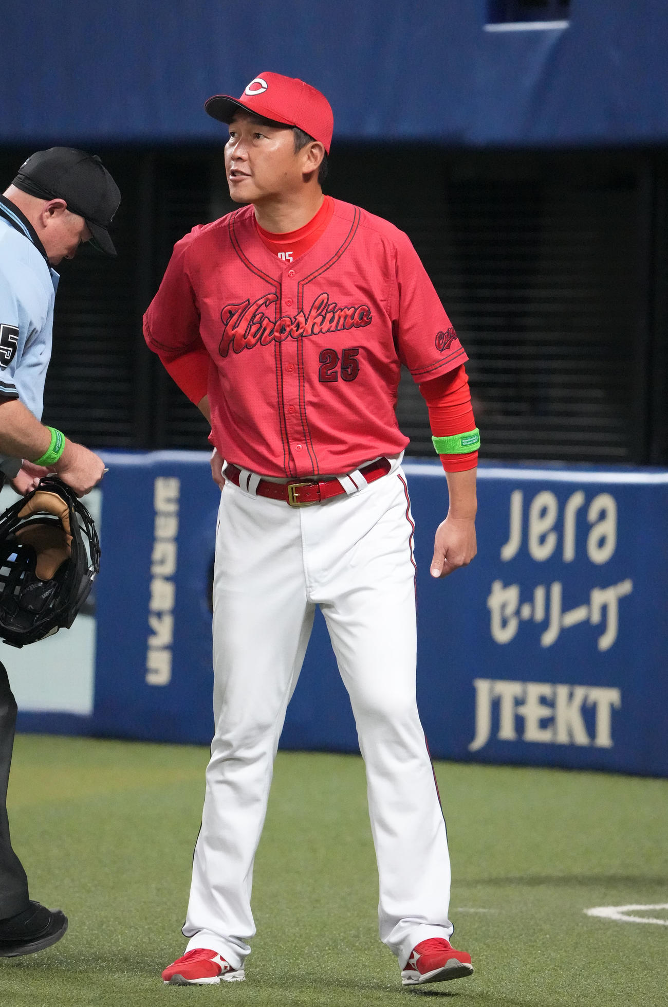 中日対広島　6回表終了、投手交代を告げる新井監督（右）（撮影・森本幸一）