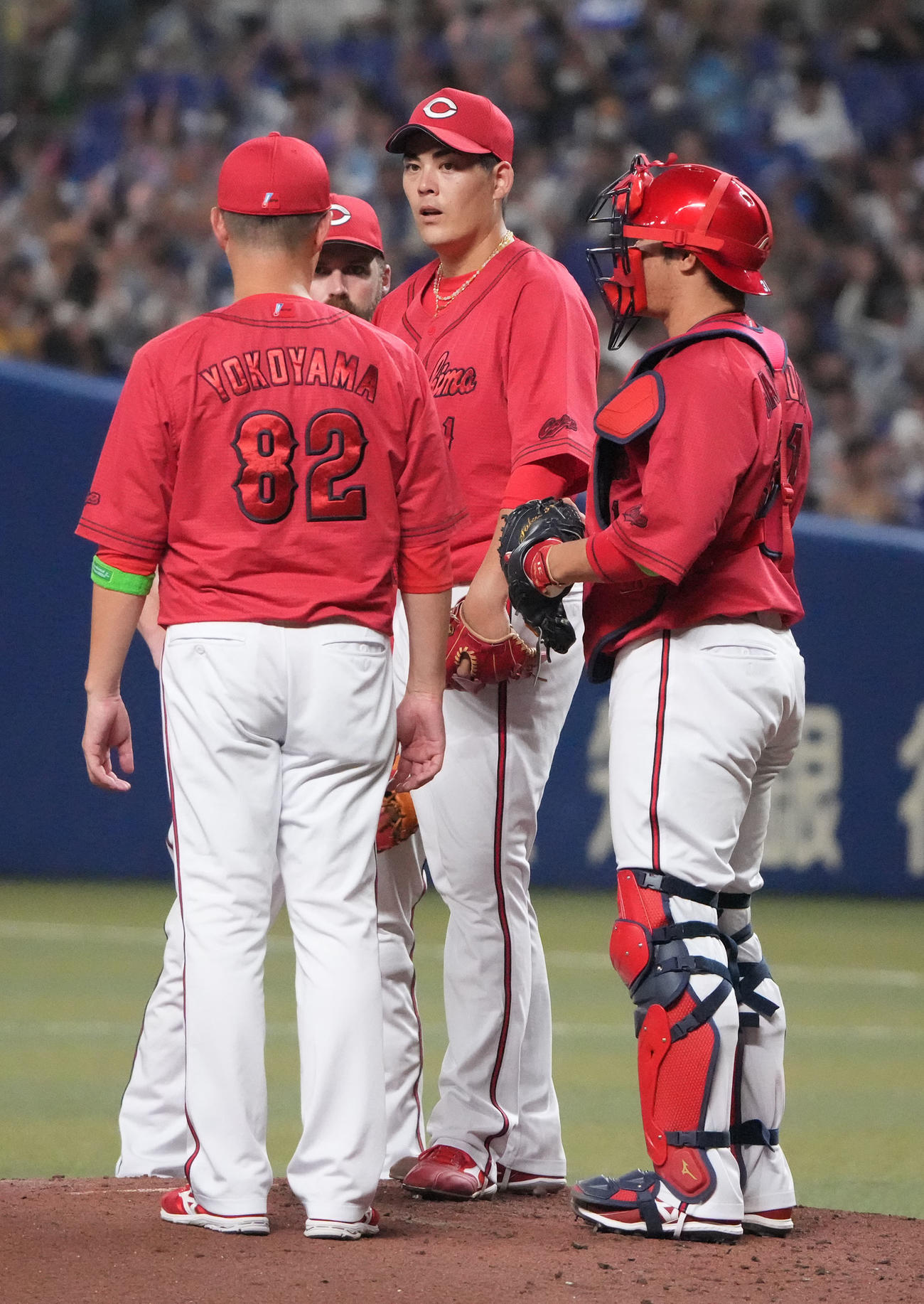 中日対広島　4回裏中日1死一塁、マウンドの九里亜蓮（右から2人目）のもとに集まる広島ナイン（撮影・森本幸一）