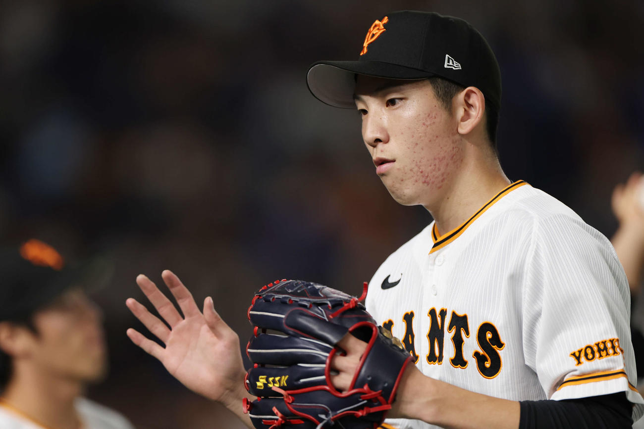 巨人対DeNA 4回表を無失点に抑え、チームメートとタッチを交わす巨人先発の戸郷（撮影・宮地輝）