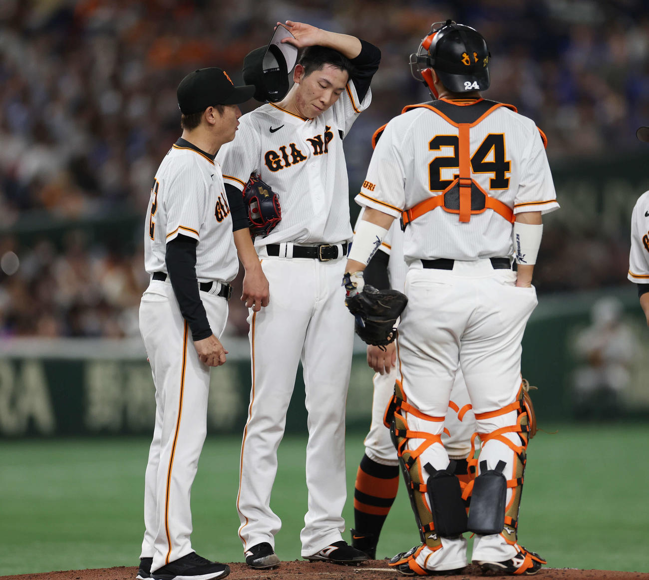 巨人対DeNA 7回表、巨人戸郷（中央）に駆け寄る阿波野投手チーフコーチら選手たち（撮影・宮地輝）