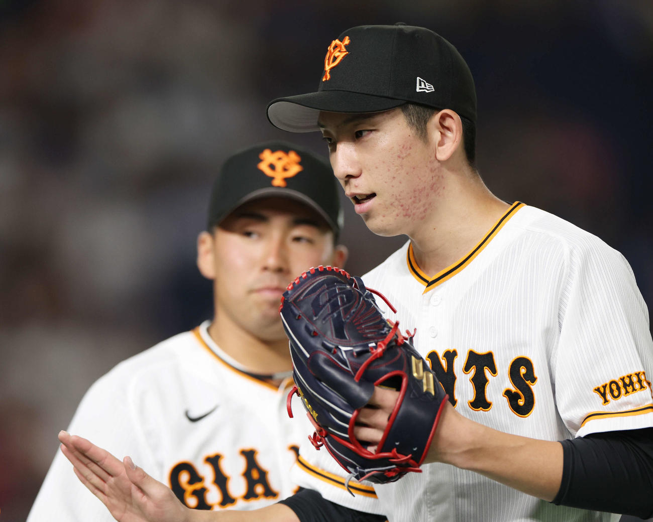 巨人対DeNA 1回表を無失点に抑え、チームメートとタッチを交わす巨人先発の戸郷（撮影・宮地輝）