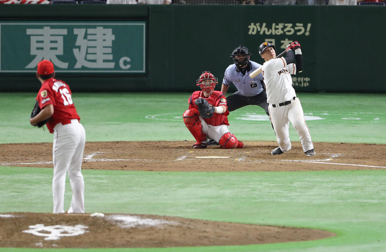 巨人対広島　9回裏巨人無死、今村猛から左越え26号本塁打を放つ岡本和真＝2018年8月28日