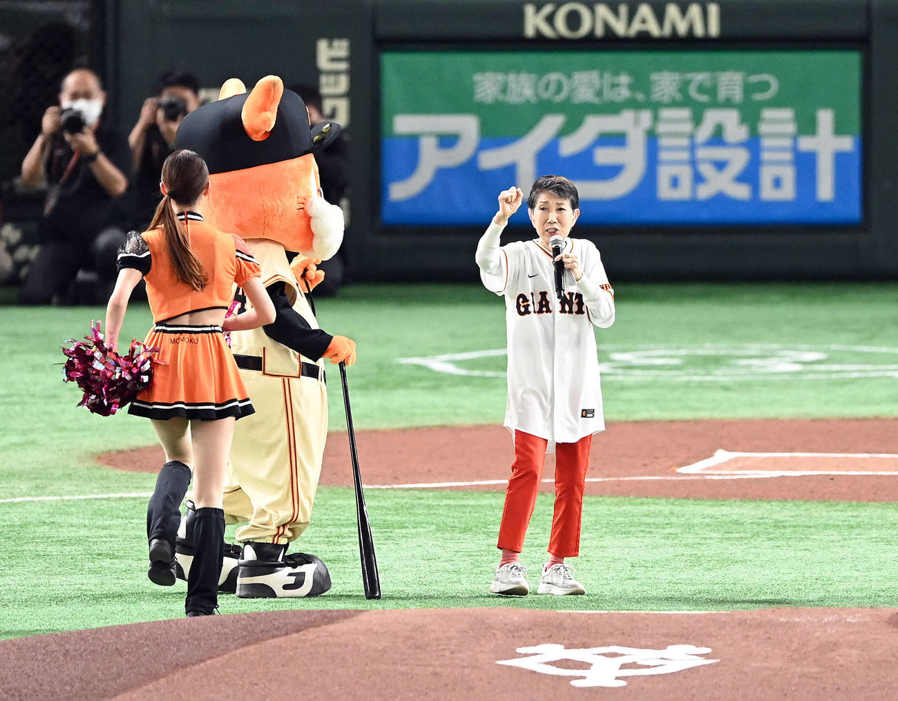 巨人対DeNA　試合前セレモニーに登場し「365歩のマーチ」を披露した歌手の水前寺清子（撮影・たえ見朱実）