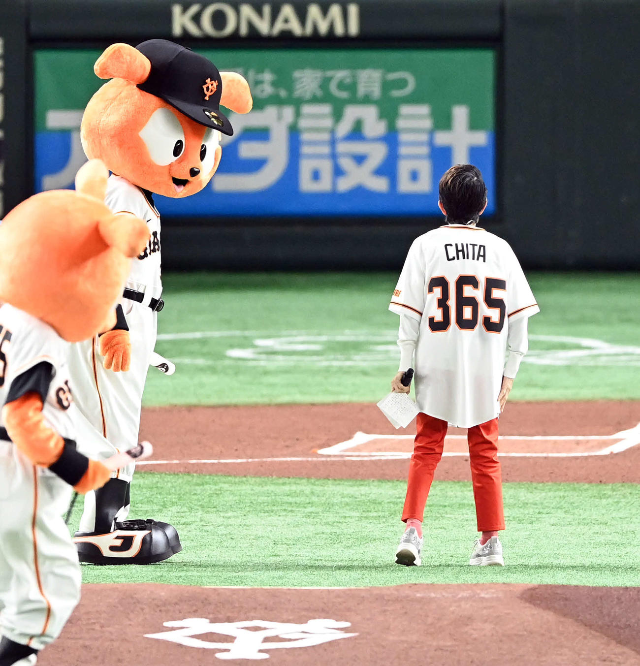 巨人対DeNA　試合前セレモニーに登場した歌手の水前寺清子の背番号は「365」（撮影・たえ見朱実）