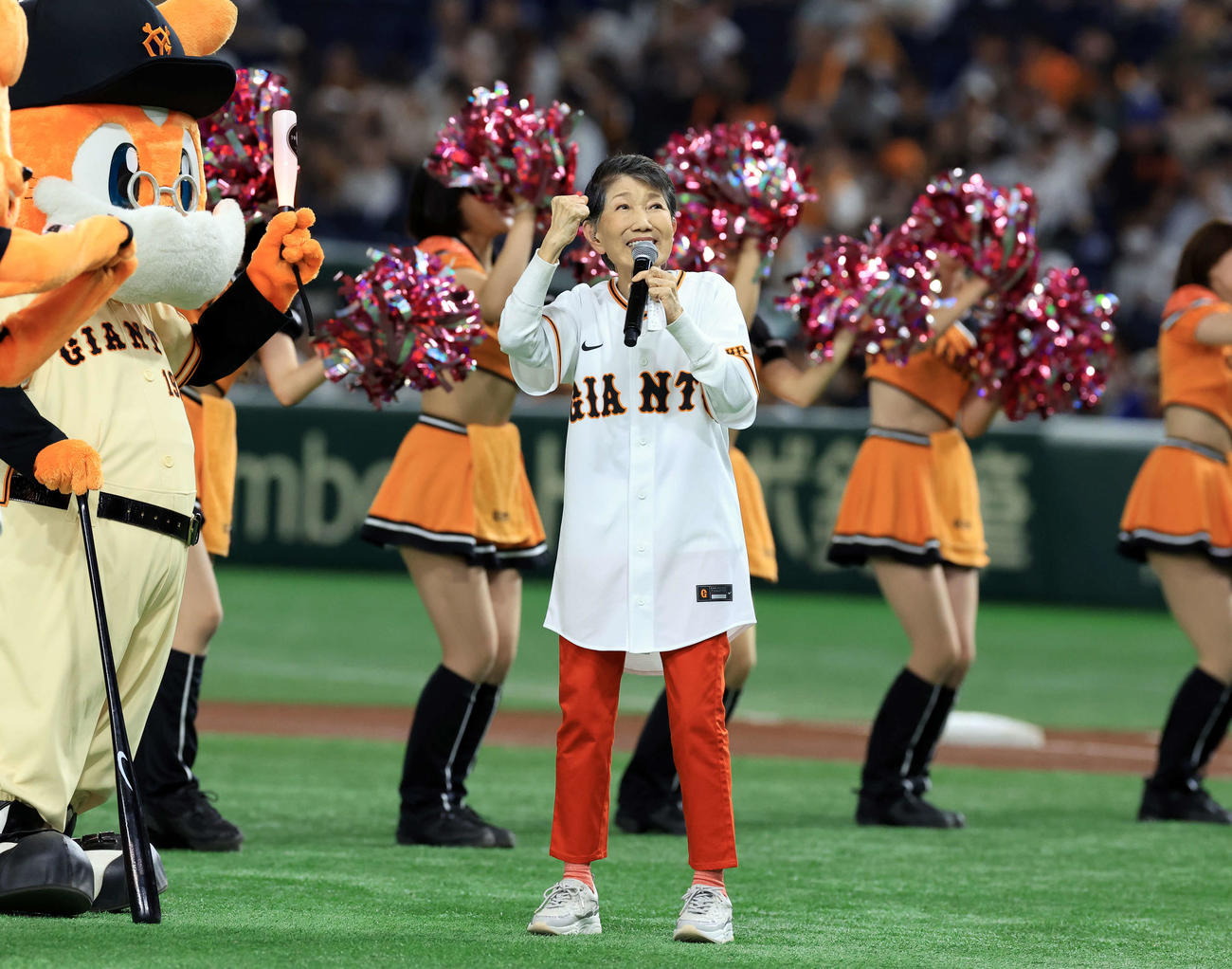 巨人対DeNA　試合前、スペシャルライブで歌う水前寺清子（撮影・浅見桂子）