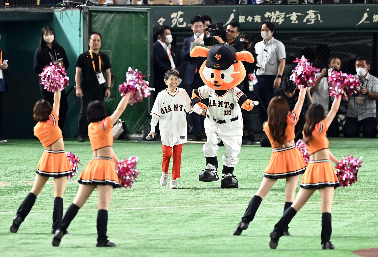 巨人対DeNA　試合前セレモニーに登場した歌手の水前寺清子（撮影・たえ見朱実）