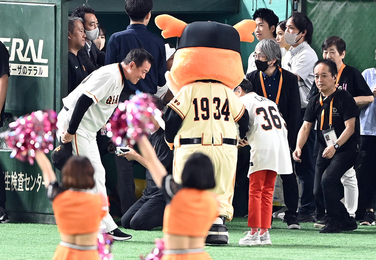 巨人対DeNA　試合前セレモニーに登場した歌手の水前寺清子（右）にあいさつをする巨人原監督（撮影・たえ見朱実）