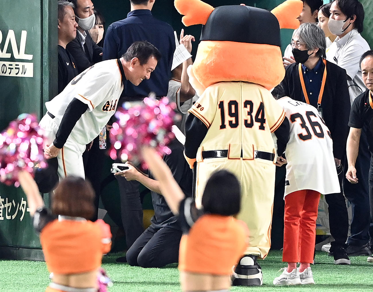 巨人対DeNA　試合前セレモニーに登場した歌手の水前寺清子（右）にあいさつをする巨人原監督（撮影・たえ見朱実）
