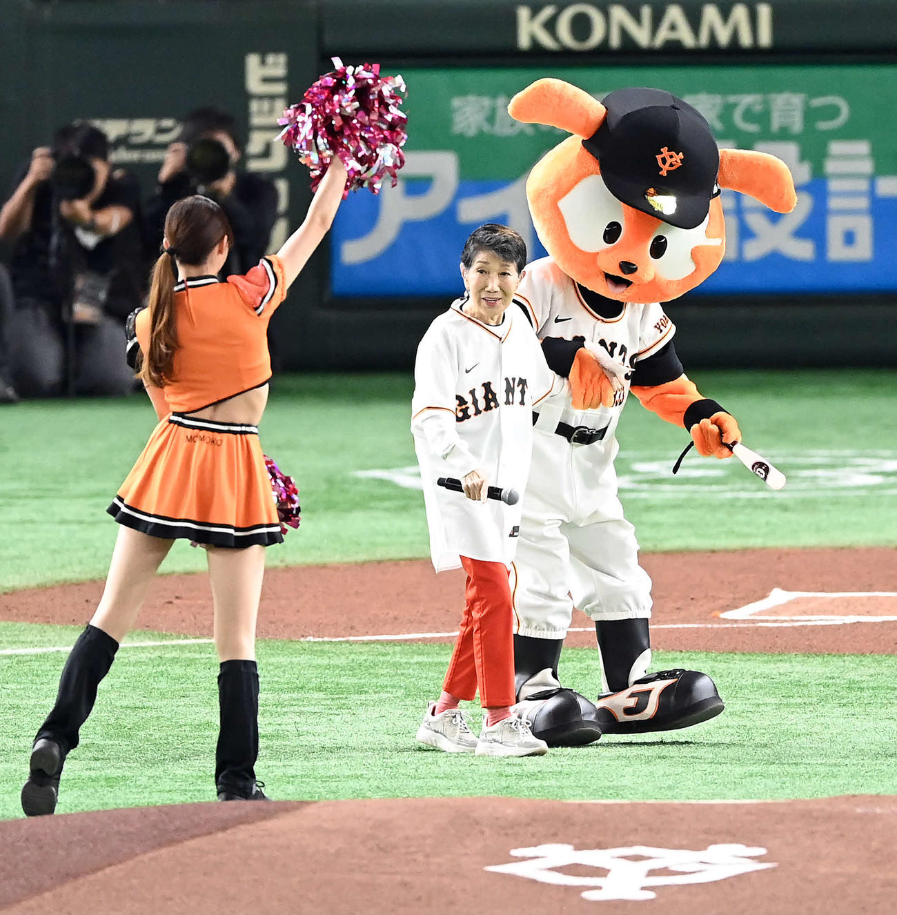 巨人対DeNA　試合前セレモニーに登場した歌手の水前寺清子（撮影・たえ見朱実）