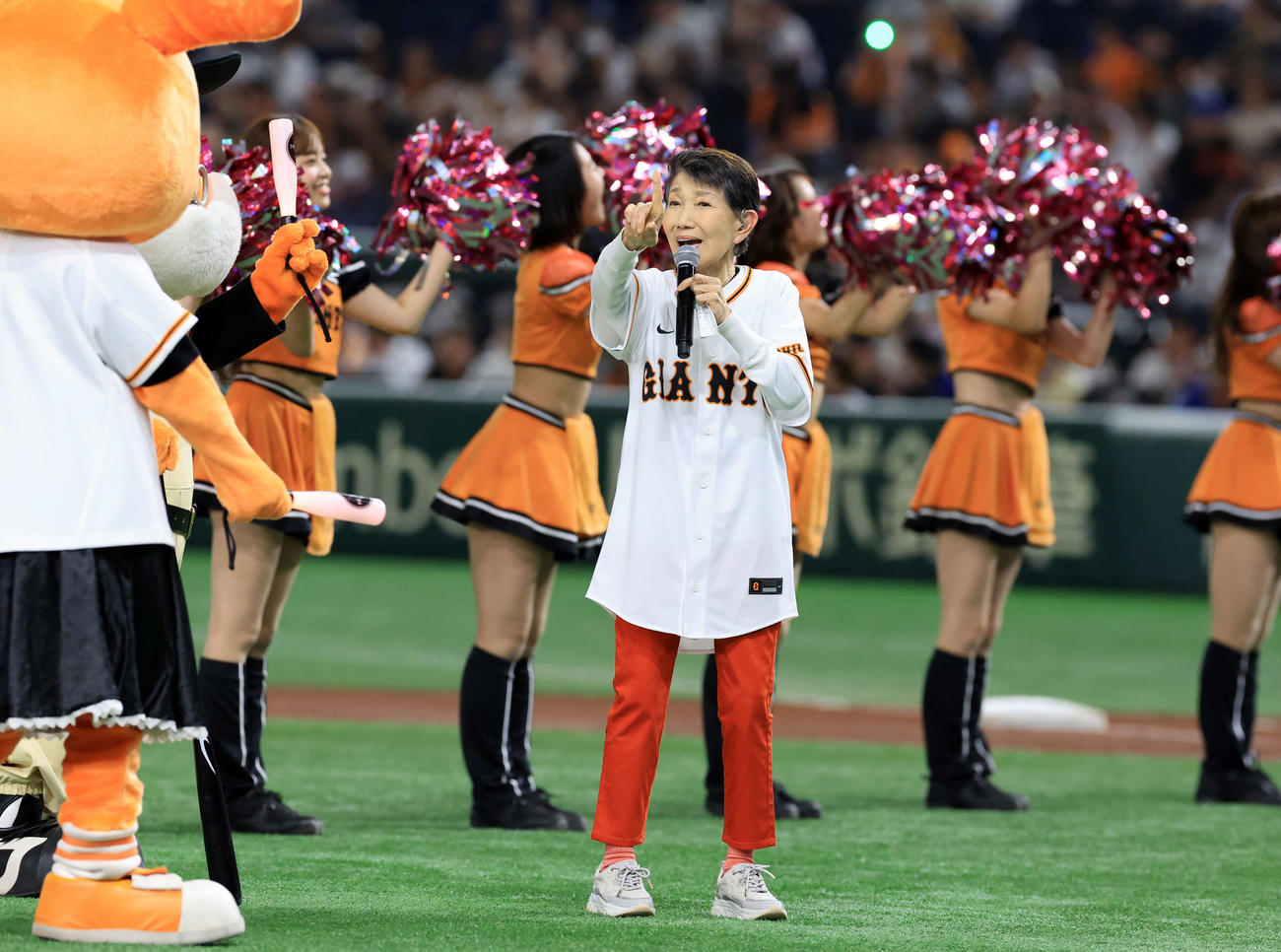 巨人対DeNA　試合前、スペシャルライブで歌う水前寺清子（撮影・浅見桂子）