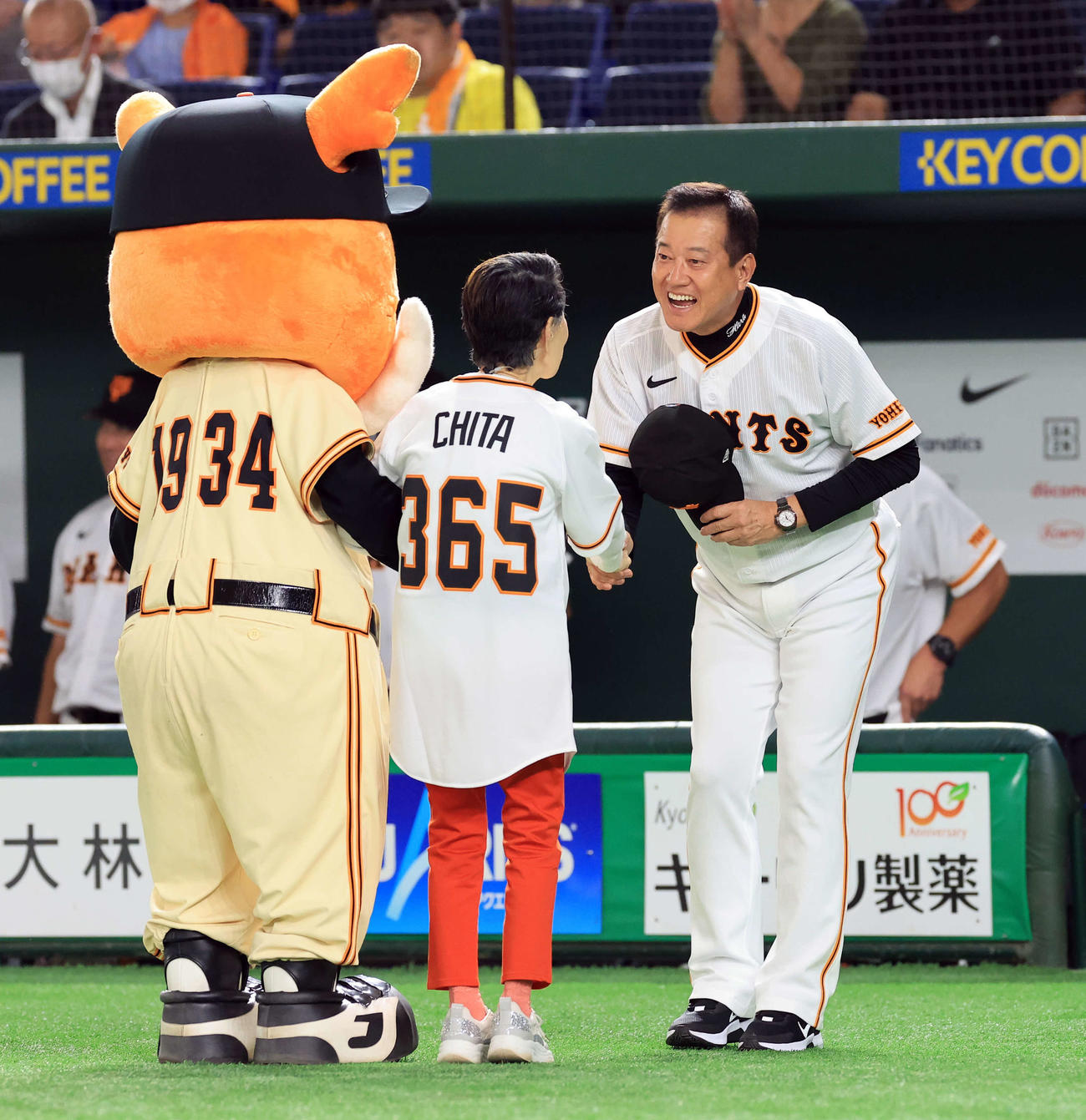 巨人対DeNA　試合前、スペシャルライブで歌った水前寺清子（手前）と笑顔で握手する原監督（撮影・浅見桂子）