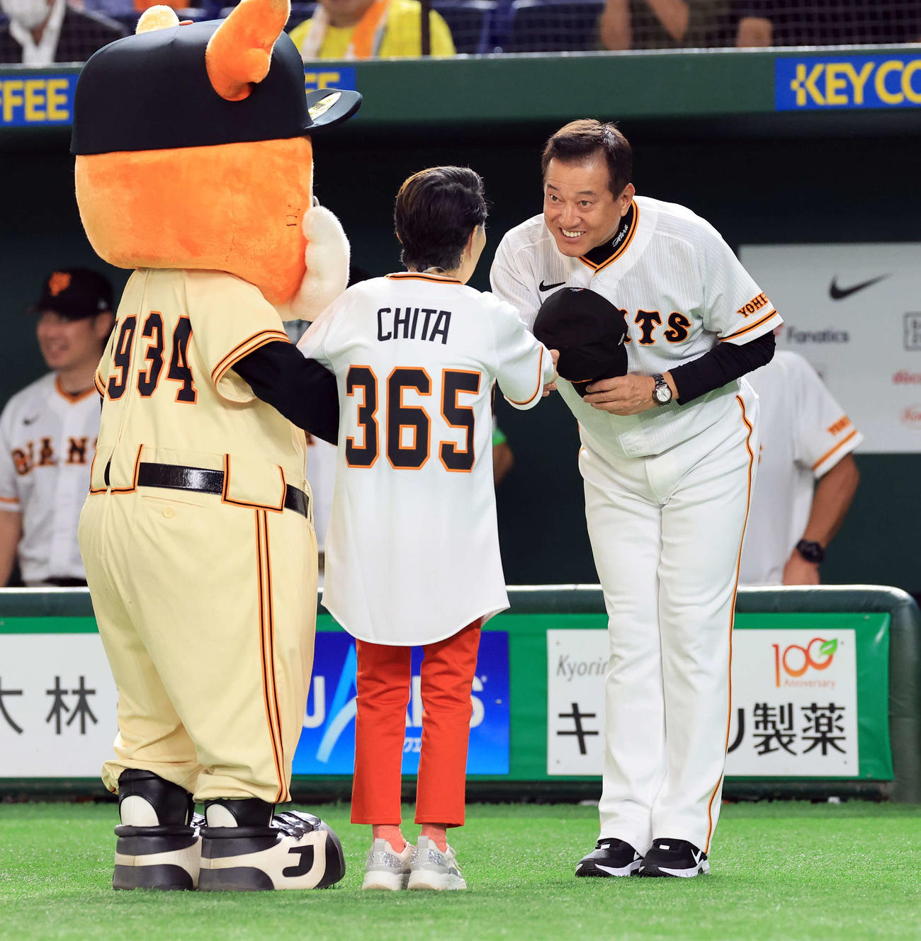 巨人対DeNA　試合前、スペシャルライブで歌った水前寺清子（手前）と笑顔で握手する原監督（撮影・浅見桂子）