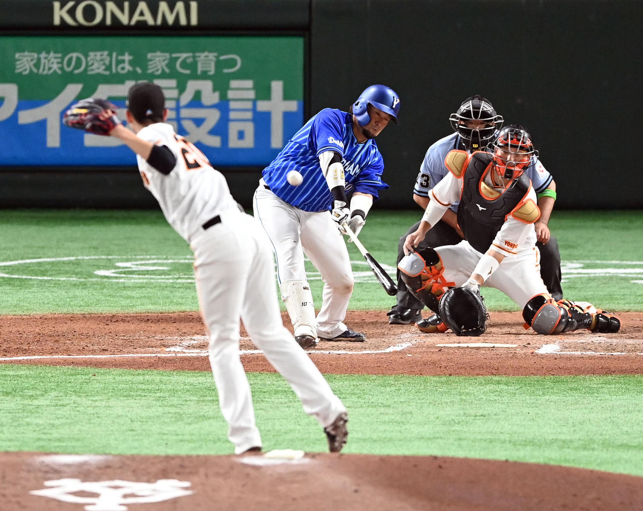 巨人対DeNA 7回表DeNA1死、右越えに勝ち越しのソロ本塁打を放つ戸柱。投手戸郷（撮影・たえ見朱実）