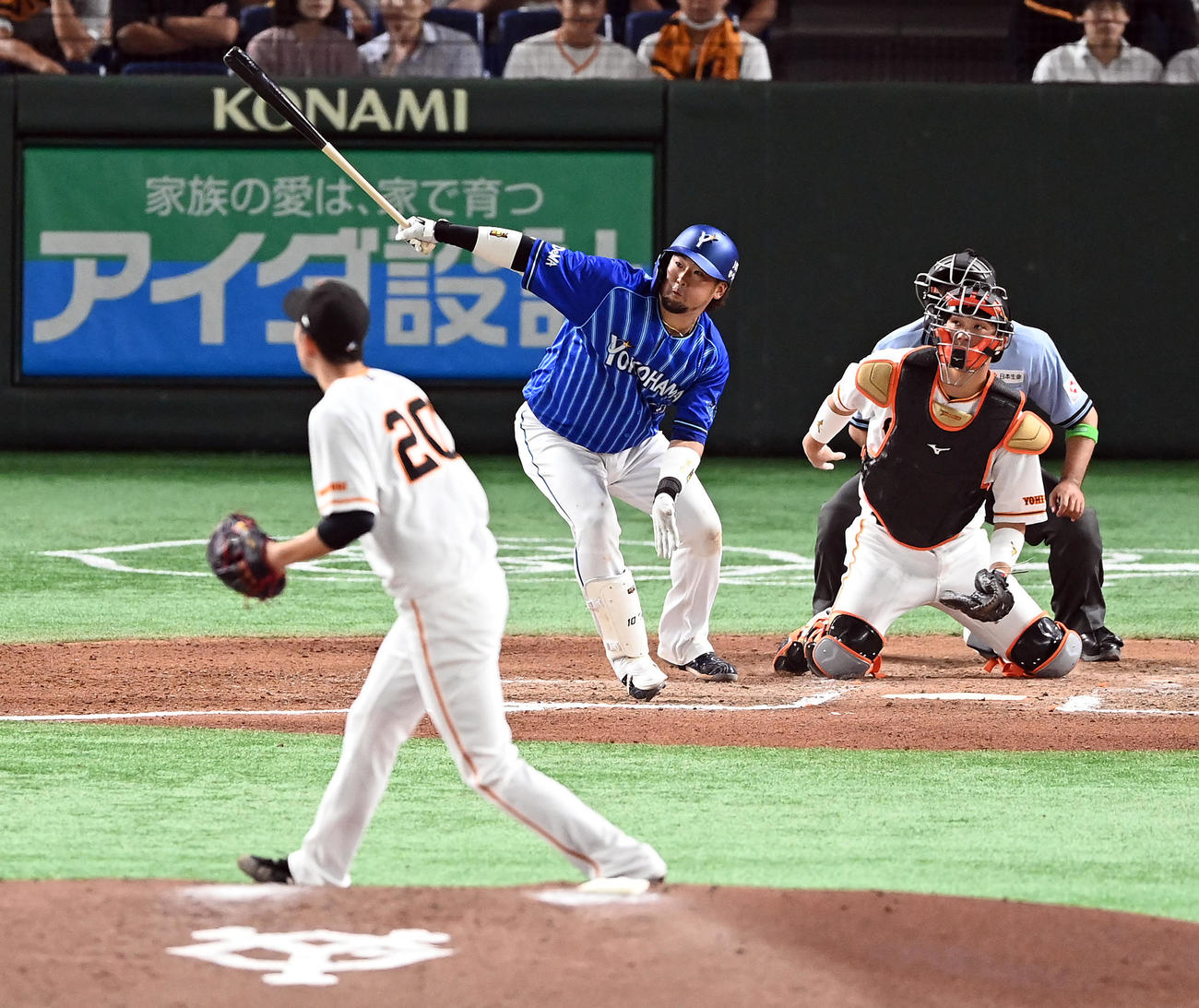 巨人対DeNA 7回表DeNA1死、右越えに勝ち越しのソロ本塁打を放つ戸柱。投手戸郷（撮影・たえ見朱実）