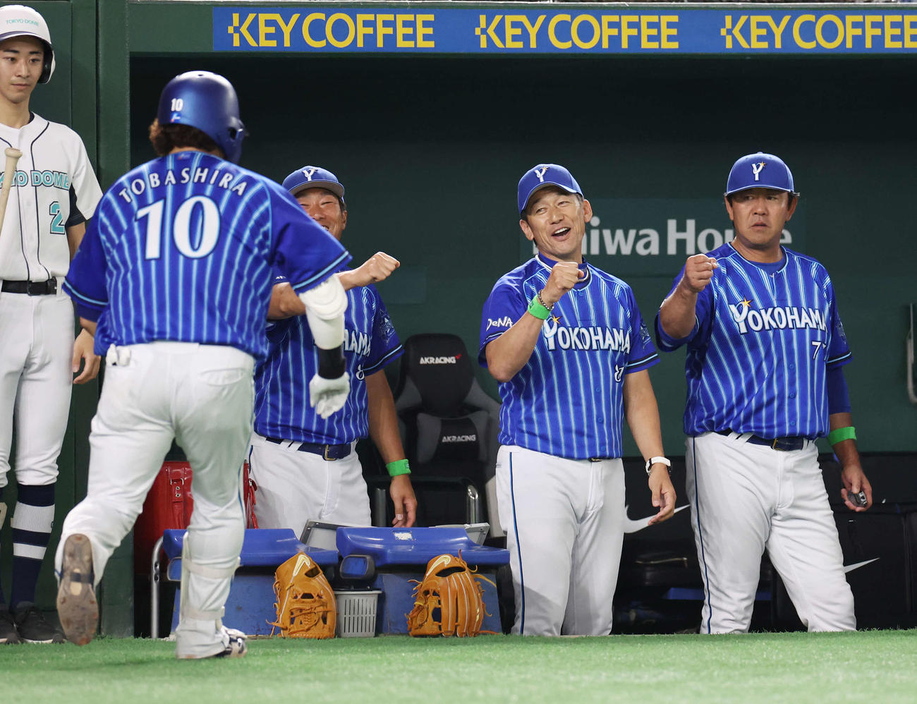 巨人対DeNA 7回表DeNA1死、右越え勝ち越しソロ本塁打を放った戸柱（左端）を笑顔で迎える三浦監督（同3人目）（撮影・宮地輝）