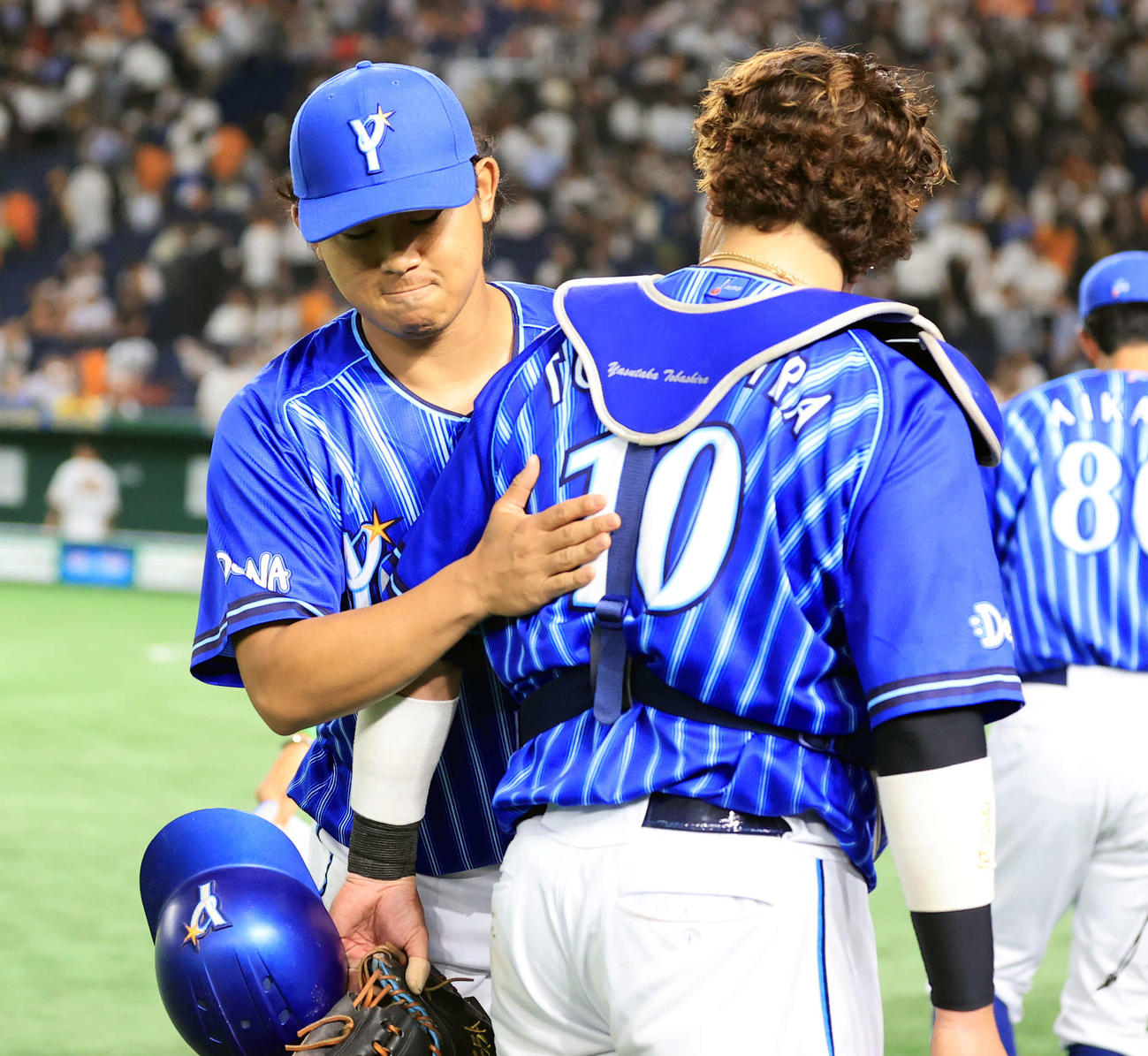 巨人対DeNA 6勝目のDeNA今永（左）は戸柱と抱擁で喜び合う（撮影・浅見桂子）