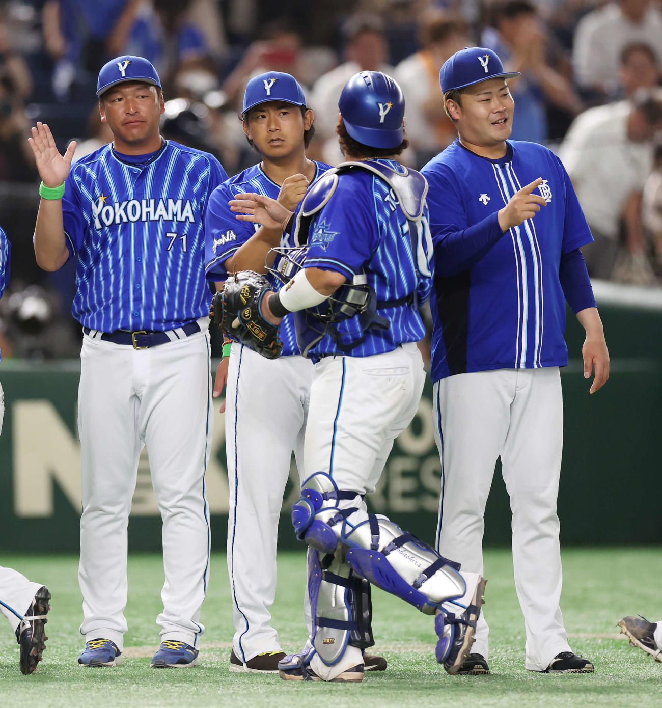 巨人対DeNA　勝利し、DeNA戸柱（中央右）とタッチを交わす今永（同左）（撮影・宮地輝）
