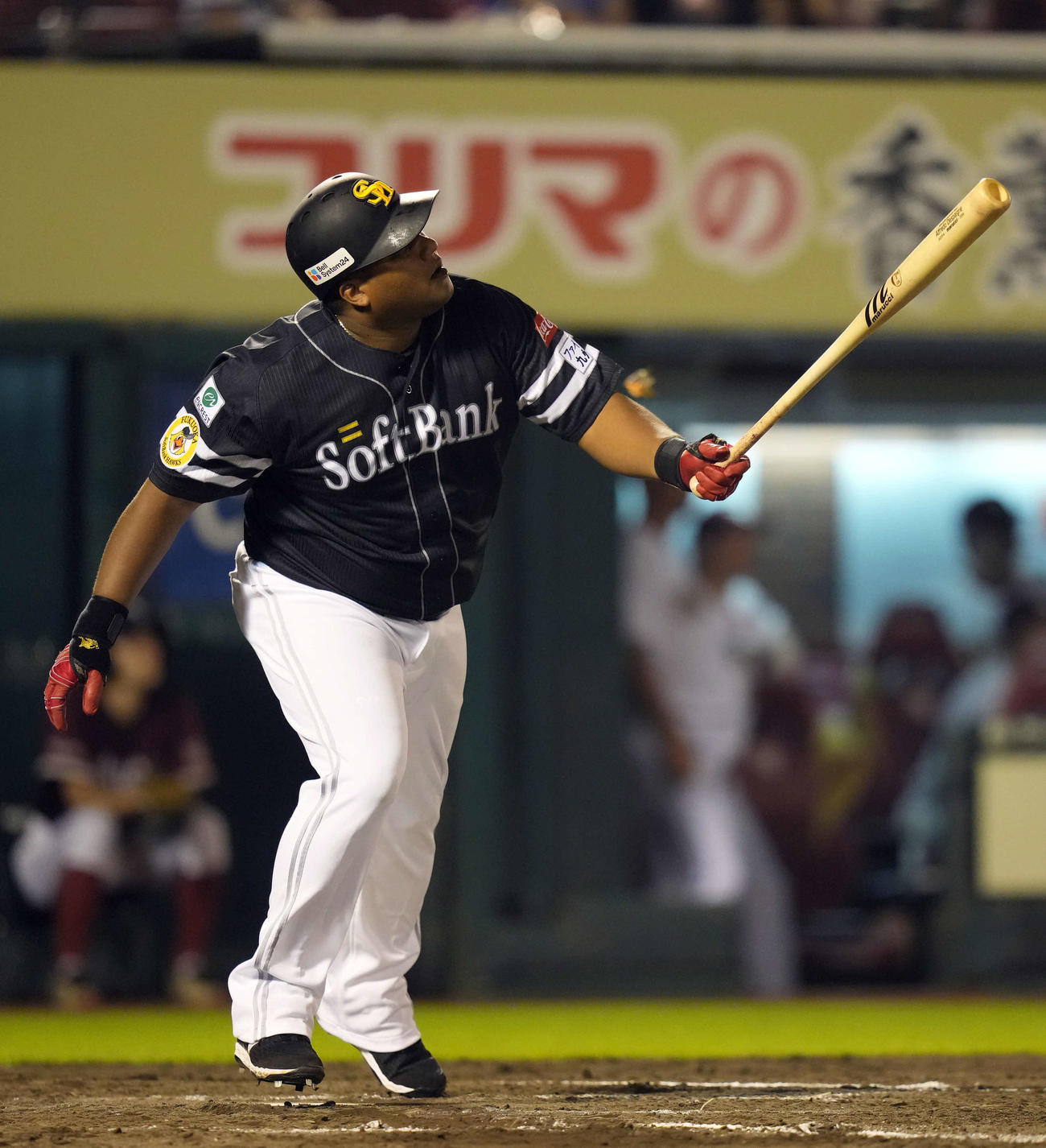 楽天対ソフトバンク　9回表ソフトバンク1死一、三塁、中飛に打ち取られるデスパイネ（撮影・狩俣裕三）
