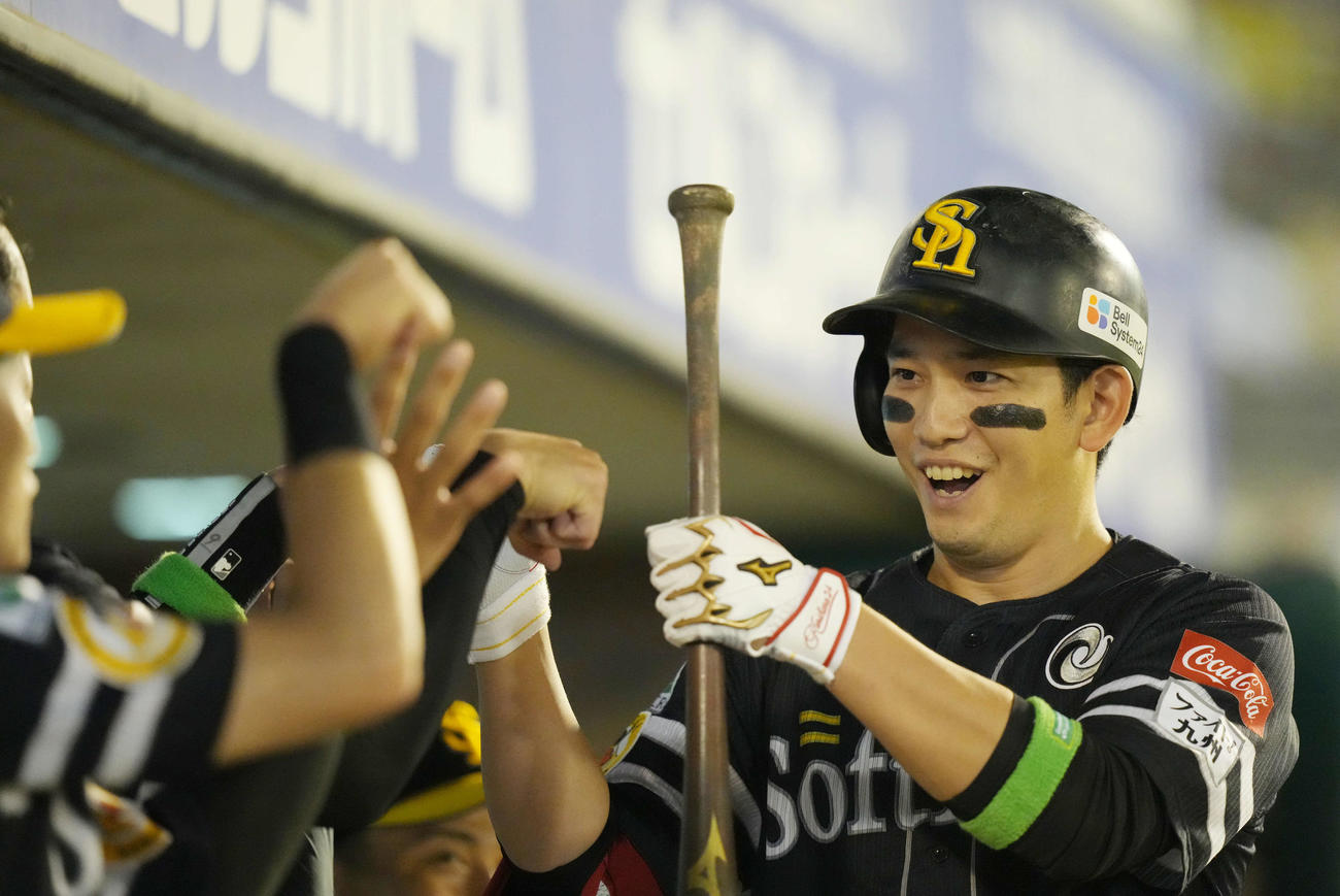 楽天対ソフトバンク　6回表ソフトバンク1死、ソロ本塁打を放ち、チームメートに迎えられ、タッチを交わす栗原（撮影・狩俣裕三）
