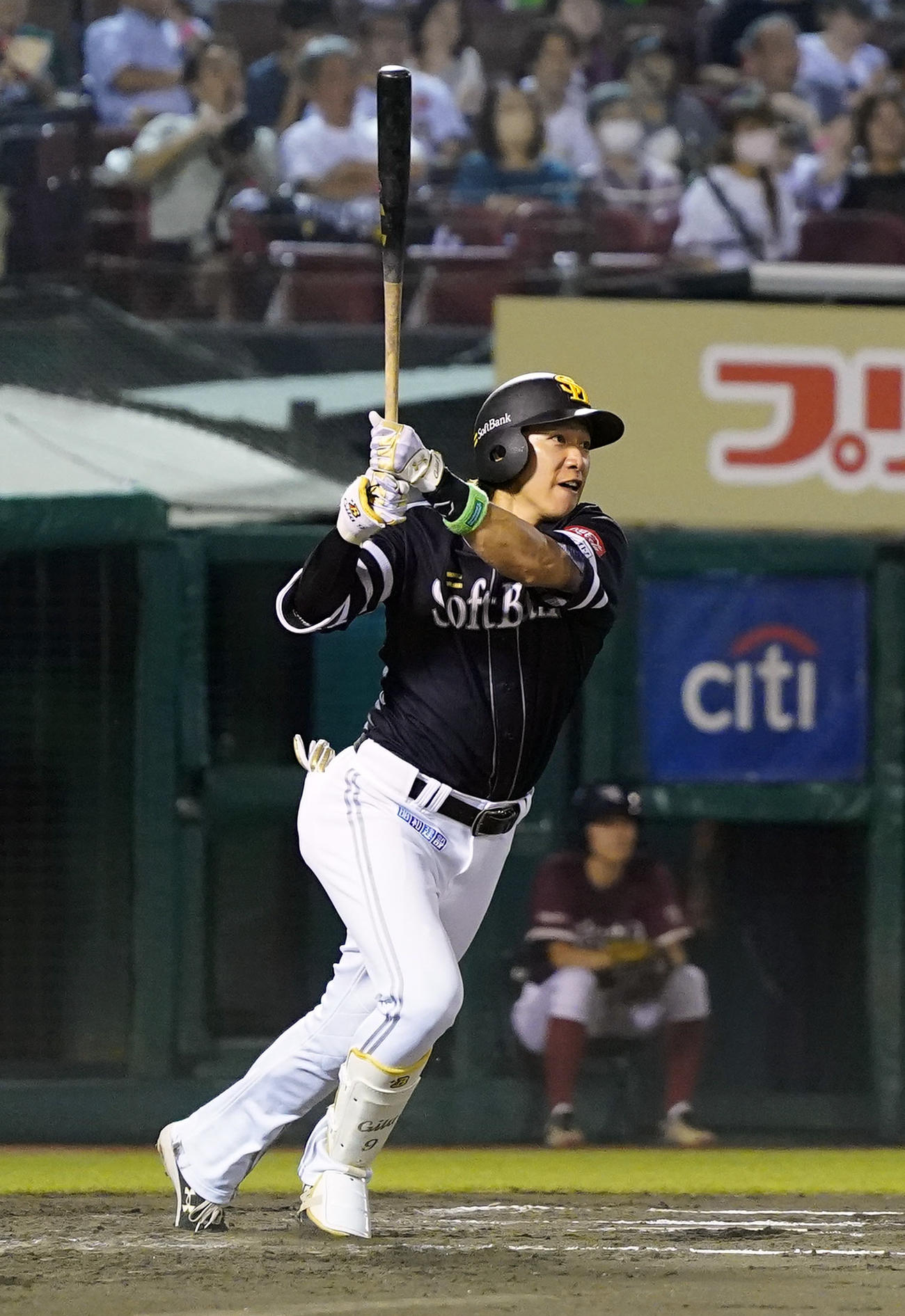 楽天対ソフトバンク　6回表ソフトバンク2死満塁、2点適時打を放つ柳田（撮影・狩俣裕三）