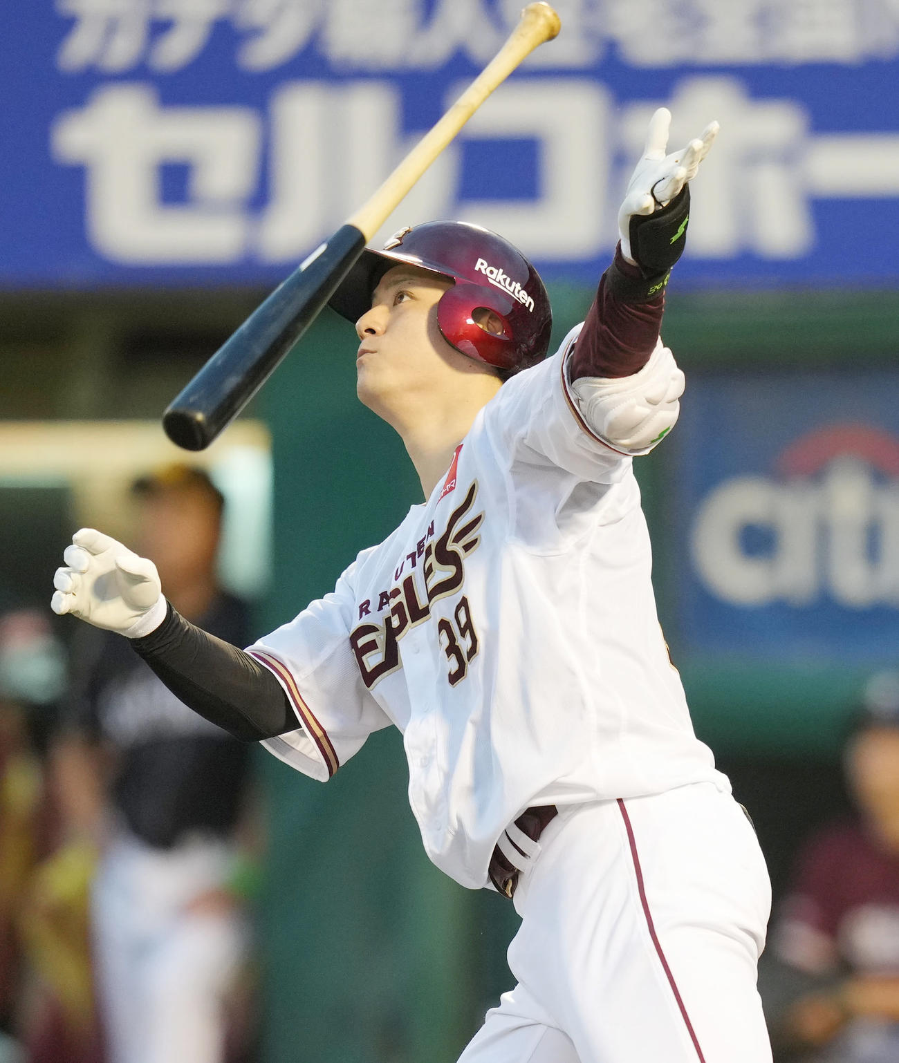楽天対ソフトバンク　1回裏楽天2死一、二塁、3点本塁打を放つ伊藤裕（撮影・狩俣裕三）