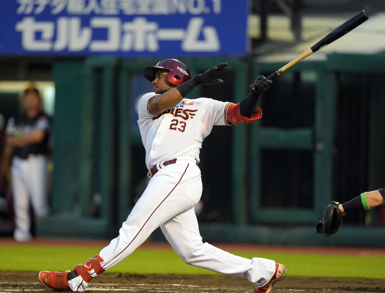 楽天対ソフトバンク　1回裏楽天2死一、二塁、先制適時打を放つフランコ（撮影・狩俣裕三）