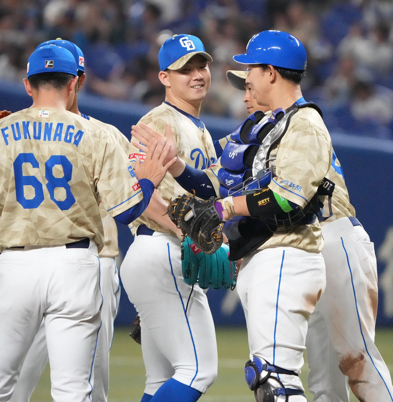 中日対広島　完封勝利を挙げナインと喜ぶ中日小笠原（中央）（撮影・森本幸一）