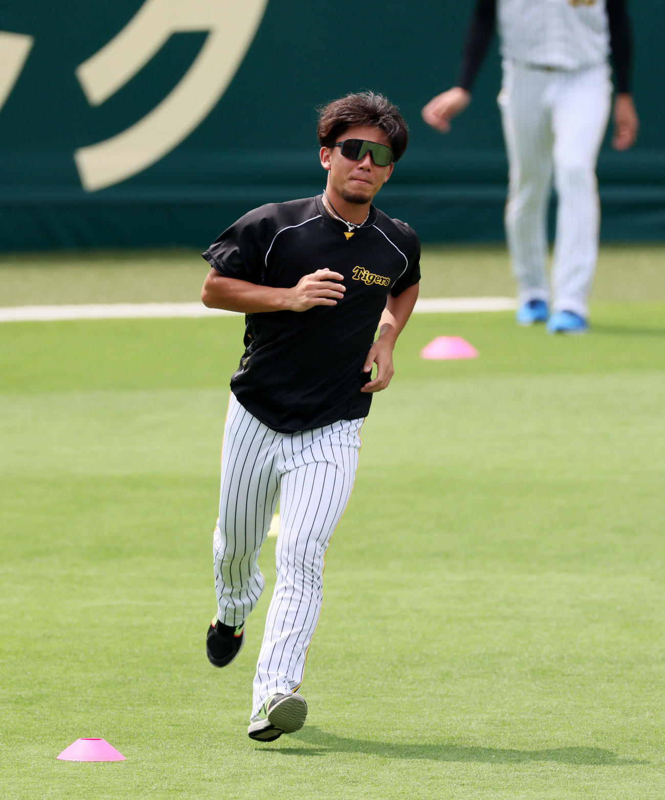 笑顔でランニングする伊藤将（撮影・加藤哉）