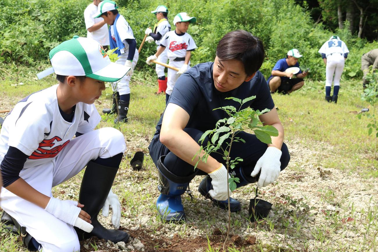 地元の少年野球チームのメンバーらと植樹に参加した斎藤佑樹氏（右）（撮影・石井翔太）