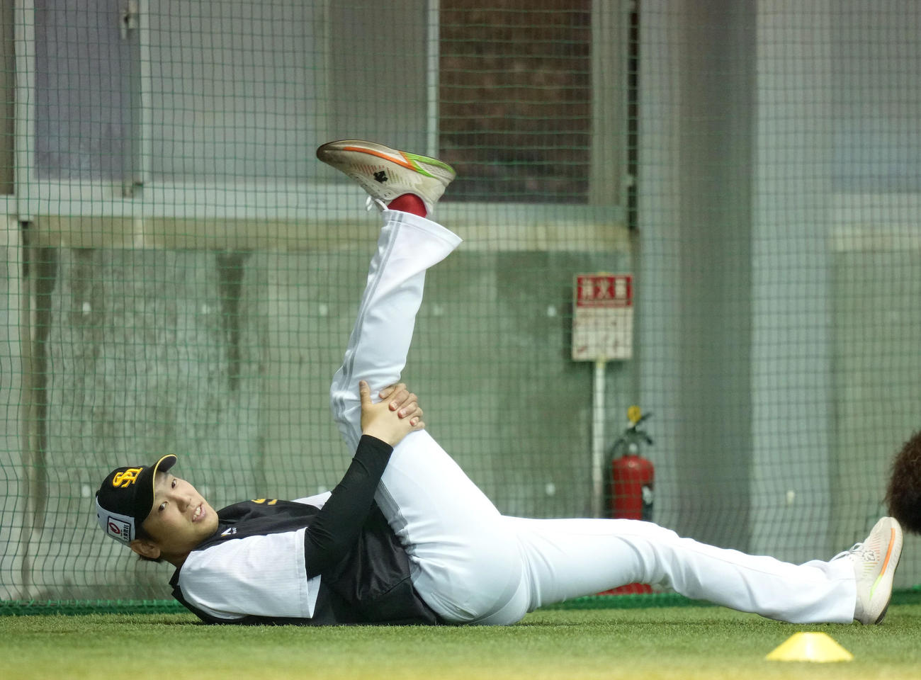 楽天対ソフトバンク　試合前、室内練習場でストレッチをする石川（撮影・狩俣裕三）