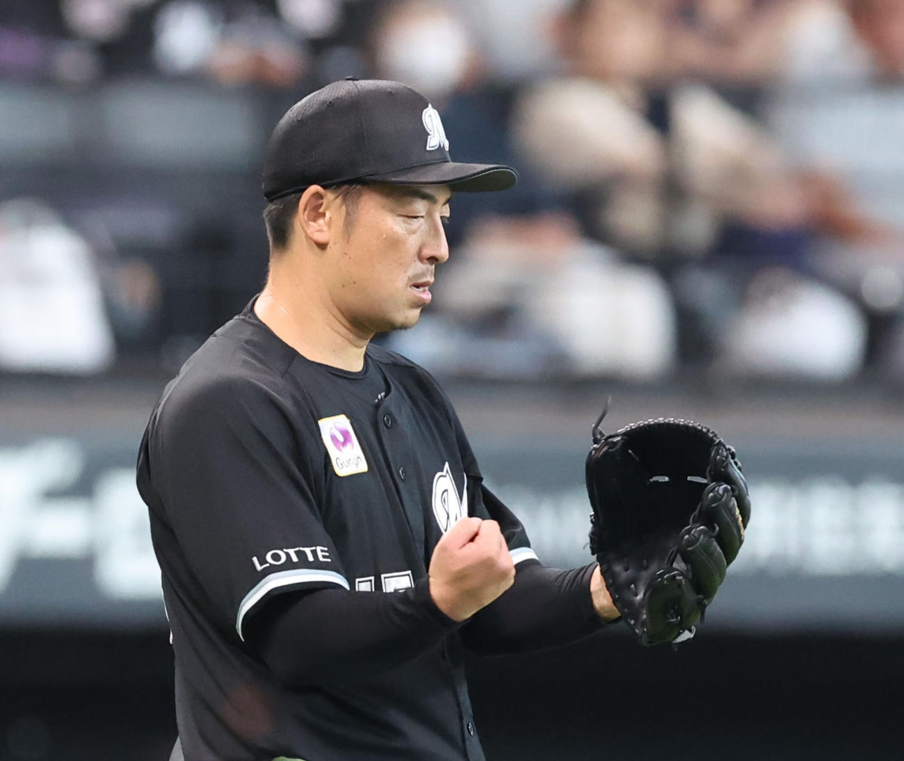 日本ハム対ロッテ　6回裏日本ハム2死、松本剛を三ゴロに仕留めガッツポーズをする美馬（撮影・佐藤翔太）