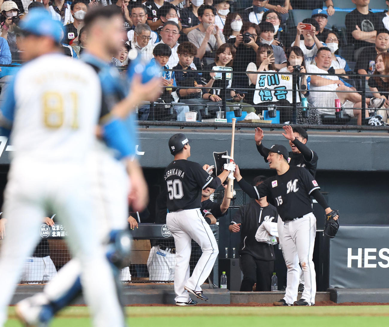 日本ハム対ロッテ　7回表ロッテ2死一、三塁、勝ち越しとなる中前適時打を放った石川慎を笑顔で出迎える美馬（撮影・佐藤翔太）