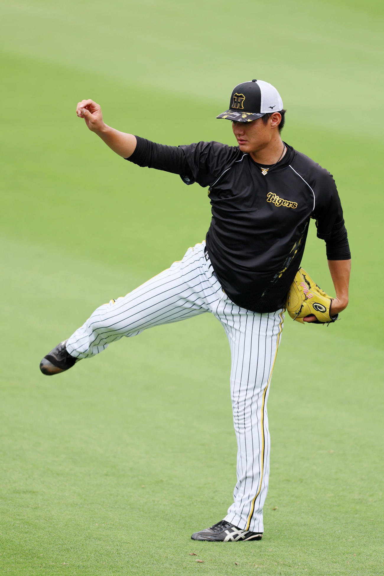 阪神対ヤクルト　練習でキャッチボールする西純（撮影・加藤哉）