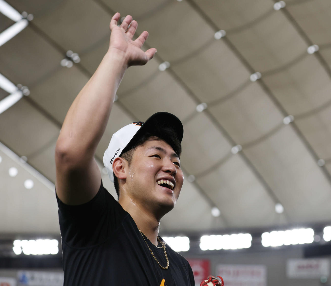巨人対DeNA　試合前、笑顔で手を振る巨人岡本和（撮影・宮地輝）