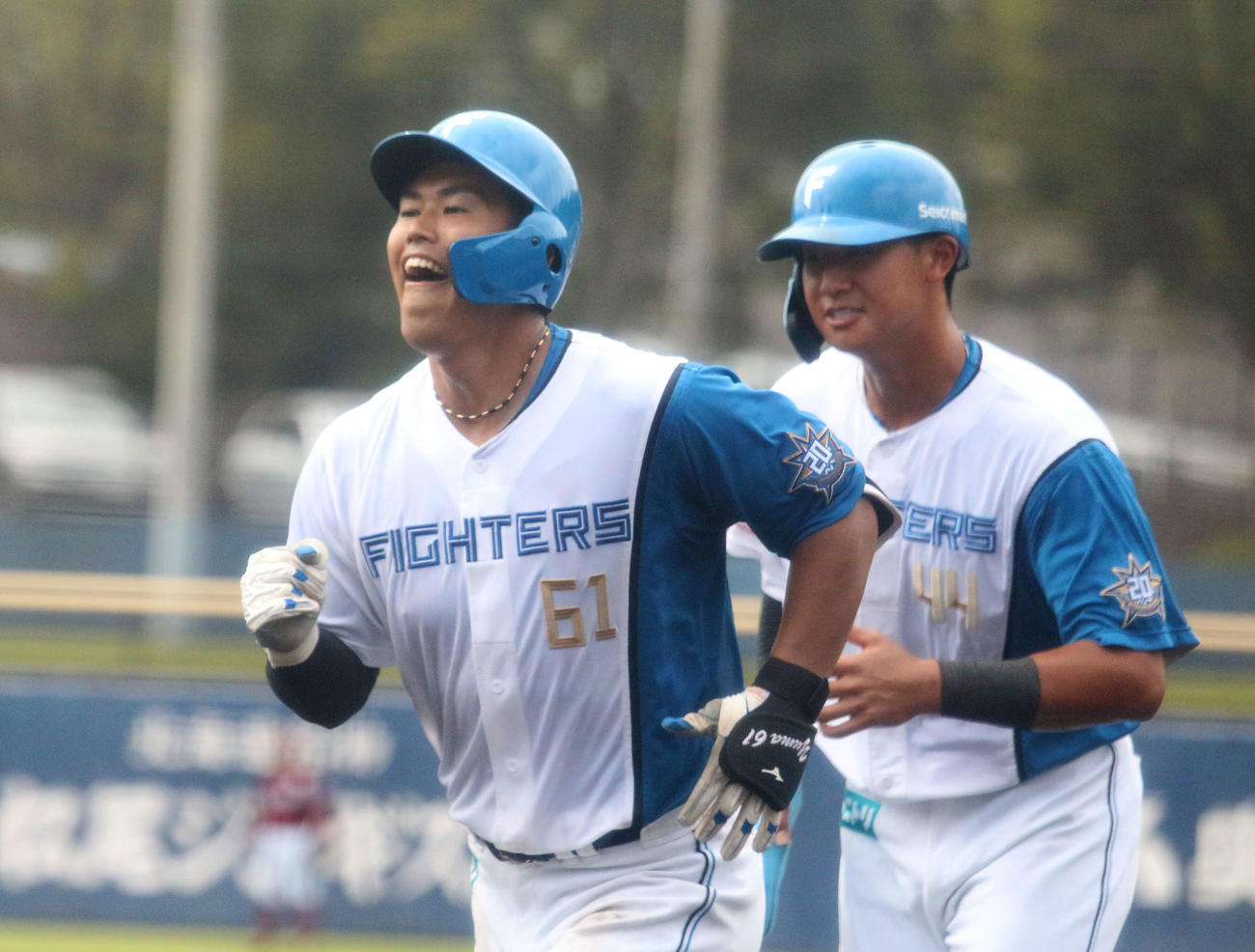 日本ハム対楽天　6回裏日本ハム2死三塁　左越え1号2ランを放った日本ハム今川（右は阪口）（撮影・木下大輔）