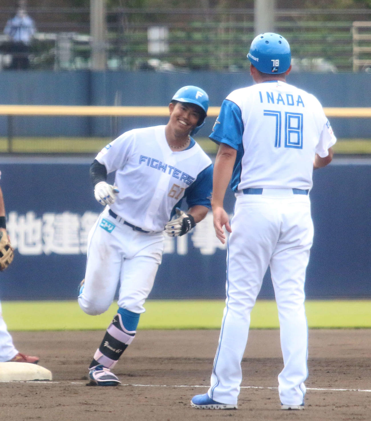 日本ハム対楽天　6回裏日本ハム2死三塁　左越え1号2ランを放った日本ハム今川（撮影・木下大輔）